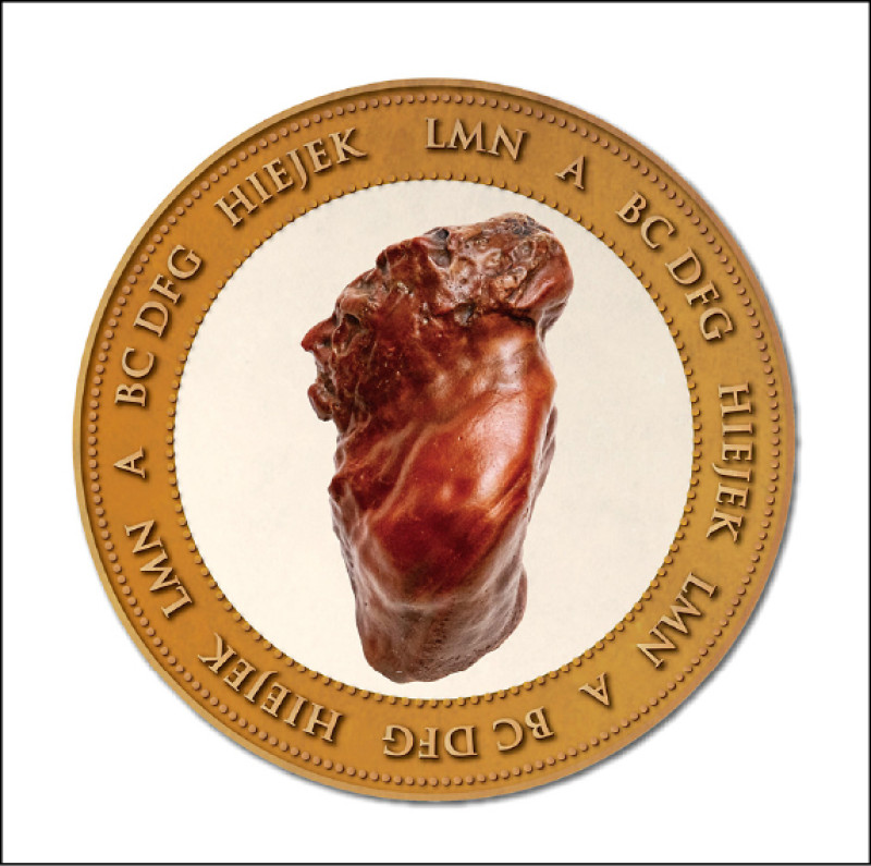 此件戈壁多層次棱角，人物感強烈，能看見彷如人的鼻子、下巴、額頭等部位，具備人物胸像藝術感。6.6×3.8×3.5公分。