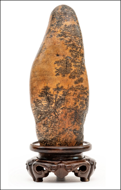 此大灣石石面呈現的景致與一般山水畫的布局以及墨色濃淡，頗有相通之處，彷彿「杭州西湖的湖邊秋色」。15.5×6×3.5公分。