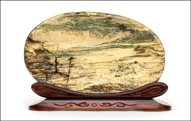 此玫瑰石畫面布局極為酷似尼加拉瀑布實景，更妙的是在畫面中右方，彷彿有艘遊艇緩緩駛向瀑布最佳觀賞處。42×26×3公分。