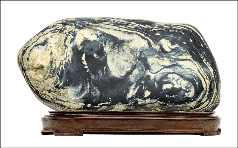 此長江石畫面飽滿，水墨酣暢，墨韻變化莫測，頗有張大千作品的氣韻。28×14×9公分。