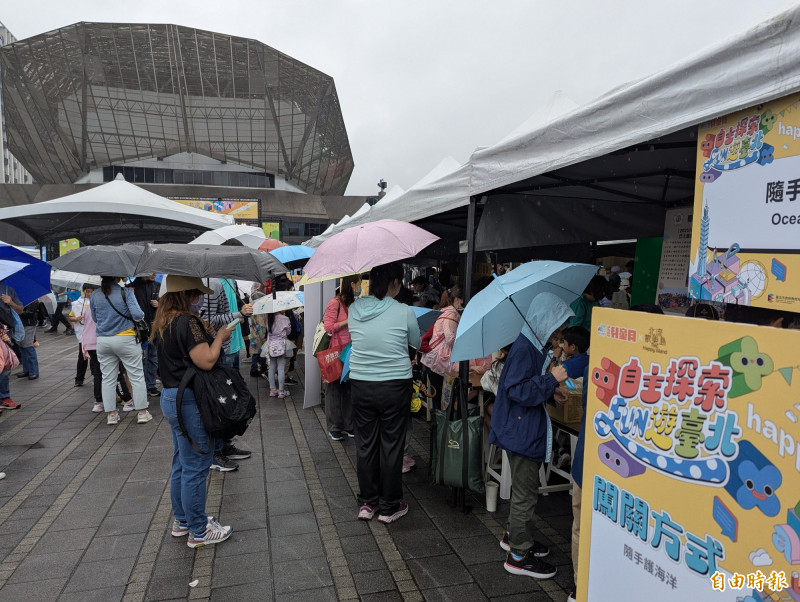 小朋友排隊闖關。（記者林承鴻攝）