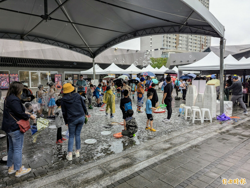 小朋友體驗泡泡活動。（記者林承鴻攝）