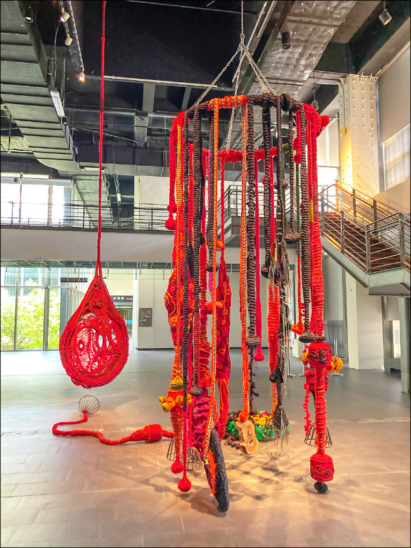 安聖惠〈生命的傳承〉棉繩、尼龍繩、毛線、金屬、石頭，尺寸依空間而定，2021。（國美館提供）