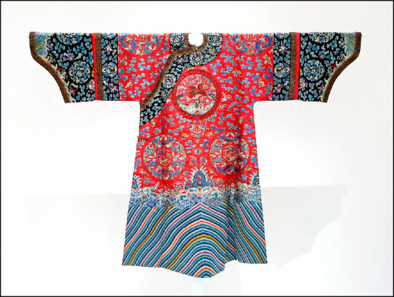 陳正雄收藏的清中晚期〈大紅紗地繡蝶戀花團紋女常服袍〉。