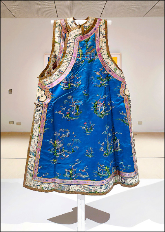 陳正雄收藏的清中晚期〈寶藍緞繡山仙樓閣紋捻襟長坎肩〉。