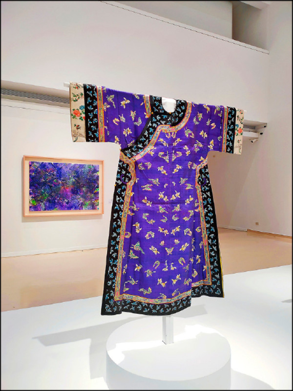 陳正雄收藏的清晚期〈紫紗地緙絲百蝶散花紋氅衣〉與其2003年作品〈夜之頌〉。