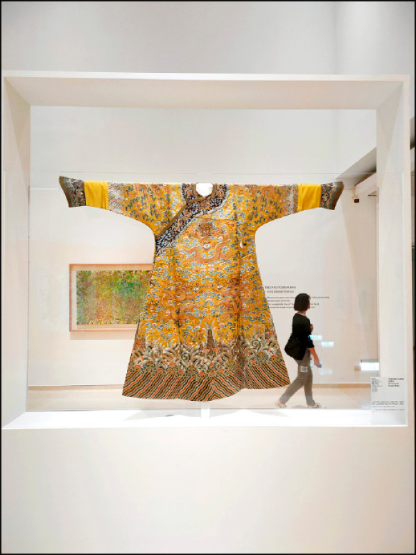 陳正雄收藏的清中期〈明黃緞繡彩雲金龍紋龍袍〉。