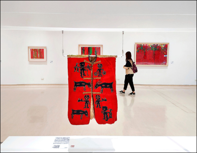 陳正雄收藏的台灣原住民衣飾與其「紅林」系列作品。