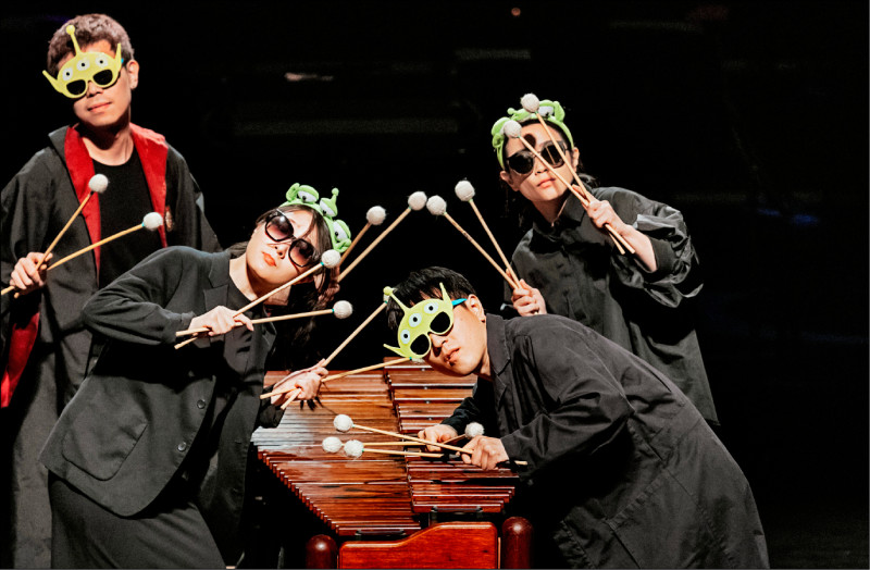 台北打擊樂團以打擊樂的聲響模擬出大海的聲音《擁抱海洋》。（MUZIK提供）