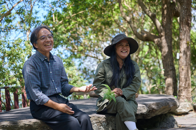 藝術家安聖惠（右）與國小老師、魯凱民族議會主席杜正吉重逢，談及成長歷程與文化記憶。（公視提供）