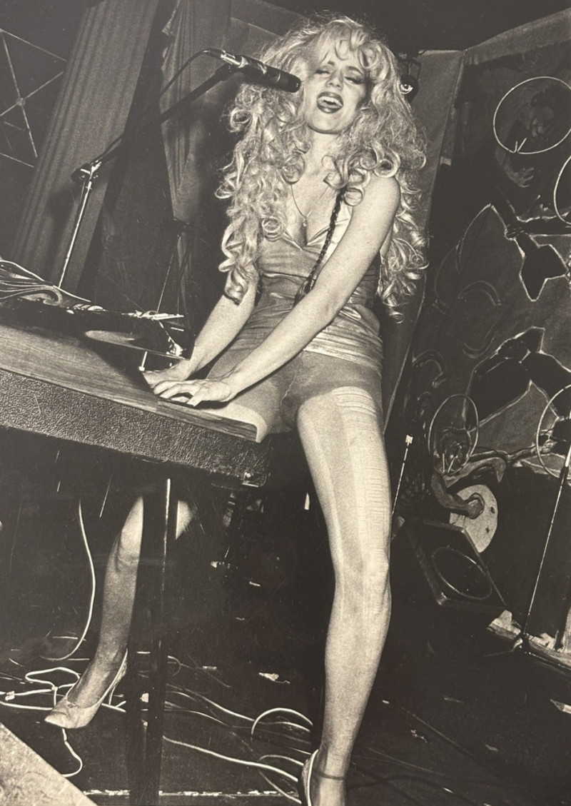 日本攝影大師北島敬三以冷峻視角記錄地下文化、城市夜色與邊緣姿態。（亞太連線藝術提供）