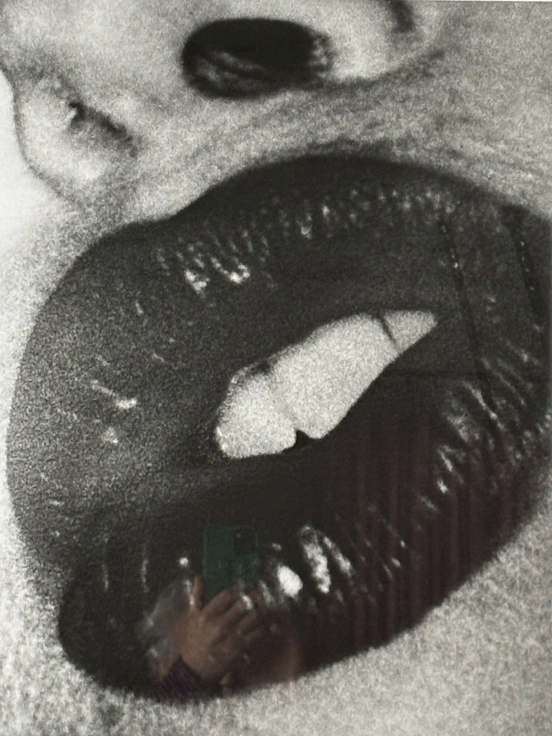 森山大道攝影作品，特寫唇部畫面挑釁又迷人，是他對欲望與身體邊界的凝視。（亞太連線藝術提供）