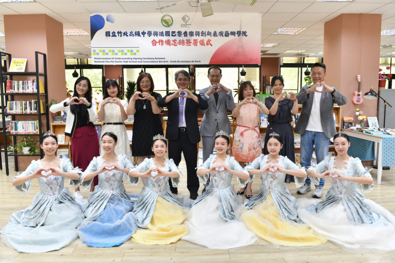 國立竹北高中舞蹈班今（30）日與法國巴黎音樂與創新表演藝術學院簽署合作備忘錄，正式開啟跨國藝術教育交流合作的新篇章。 （竹北高中提供）（記者廖雪茹攝）