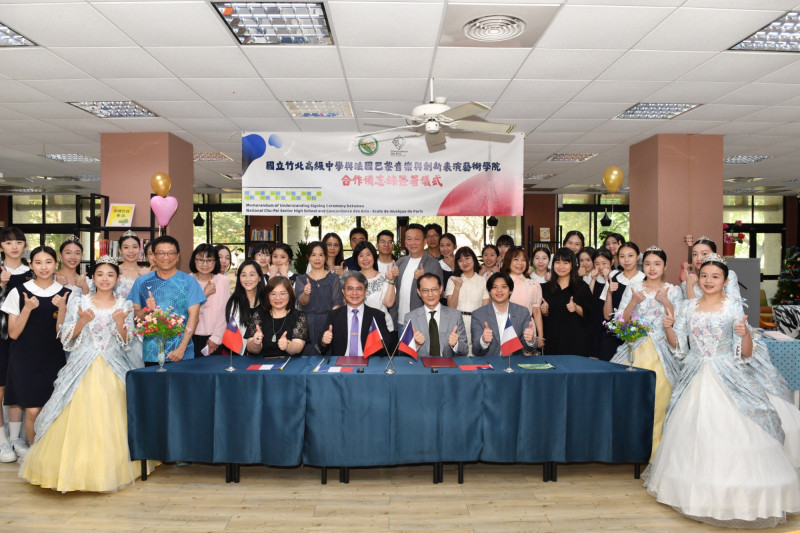 國立竹北高中舞蹈班今（30）日與法國巴黎音樂與創新表演藝術學院簽署合作備忘錄，正式開啟跨國藝術教育交流合作的新篇章。 （竹北高中提供）