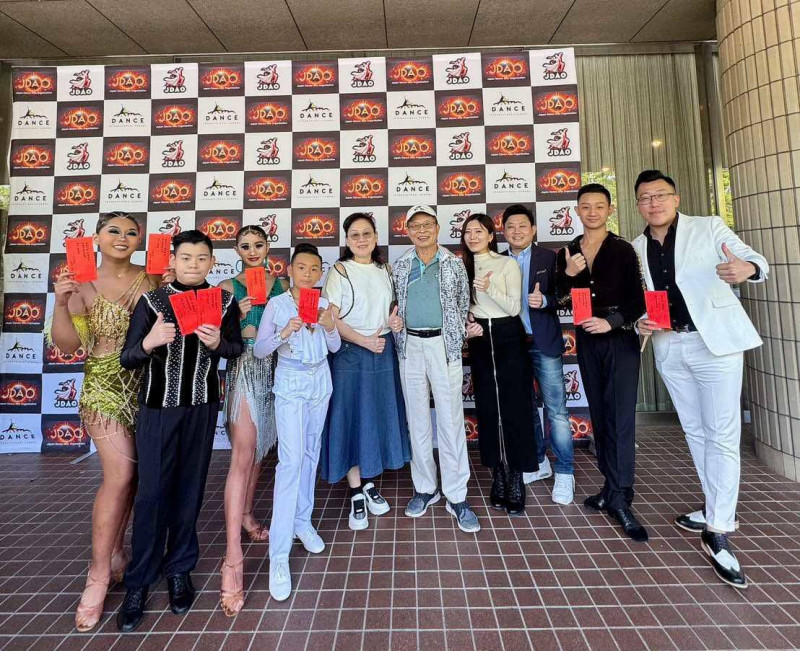 翁仲德（右1）感謝許多善心人士贊助選手出國訓練及比賽費用。（翁仲德提供）