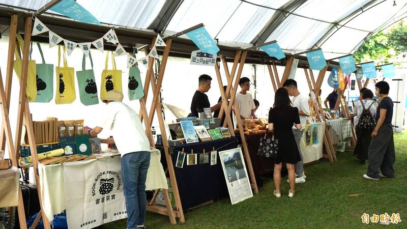 遍布全國的文化基地分為6大區，邀請民眾邊逛市集，邊認識台灣各地文化基地。（記者董柏廷攝）