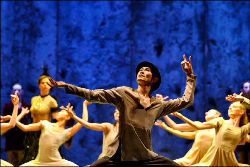 希拉里昂戴上資本家給的帽子，象徵與移工之間身分的差異。（© Laurent Liotardo）