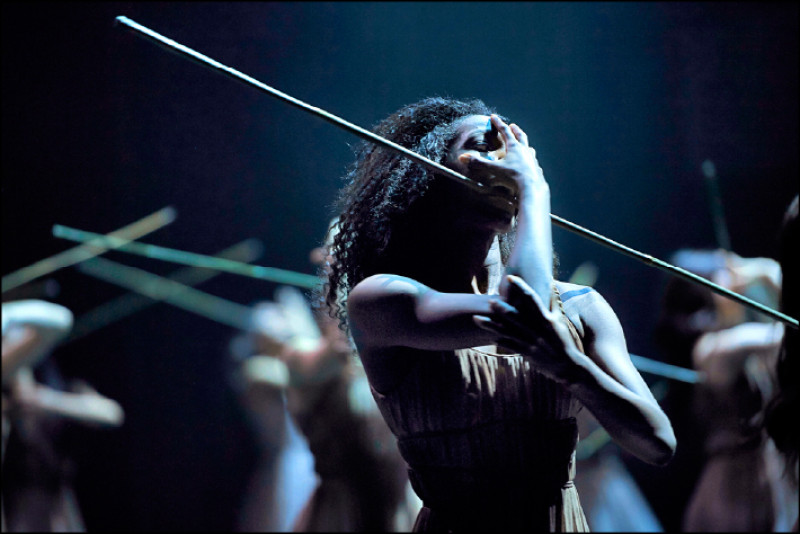 阿喀郎在舞劇中加入許多印度傳統舞蹈的手勢。（© Laurent Liotardo）