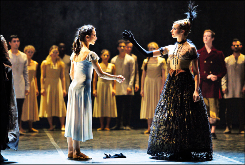 劇中雖無台詞，但處處用動作象徵階級貴賤差異。（© Laurent Liotardo）