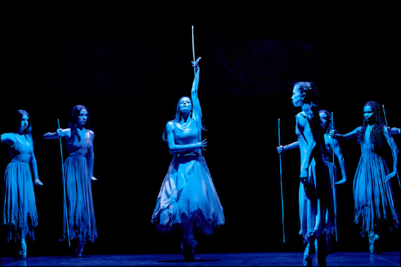飾演瑪莎的艾瑪．霍斯（中）為英國國家芭蕾舞團資深首席舞者。（© Camilla Greenwell）
