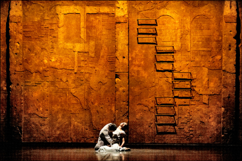 高牆是劇中重要的階級分隔意象。（© Camilla Greenwell）