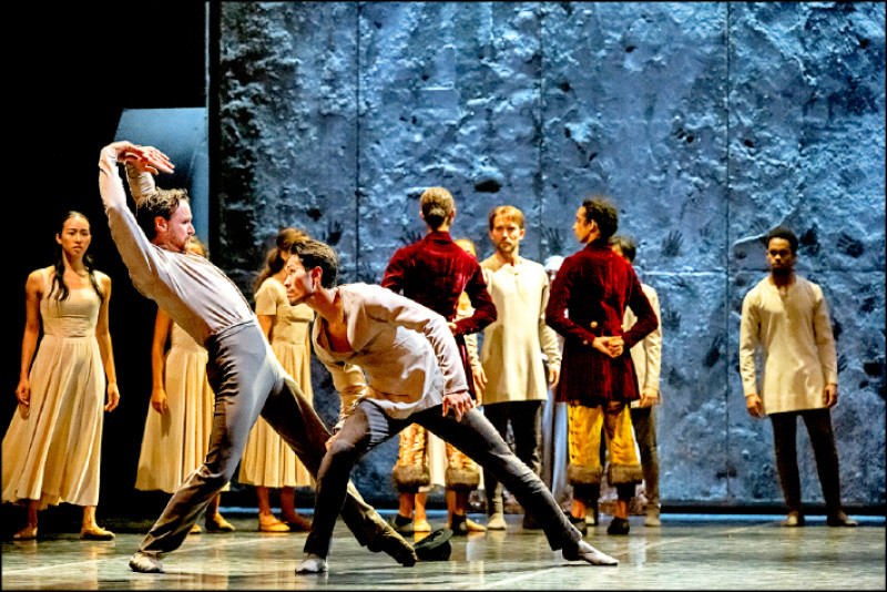 阿爾伯特（左）和希拉里昂（右）在劇中有段精采的雙人舞。（© Camilla Greenwell）