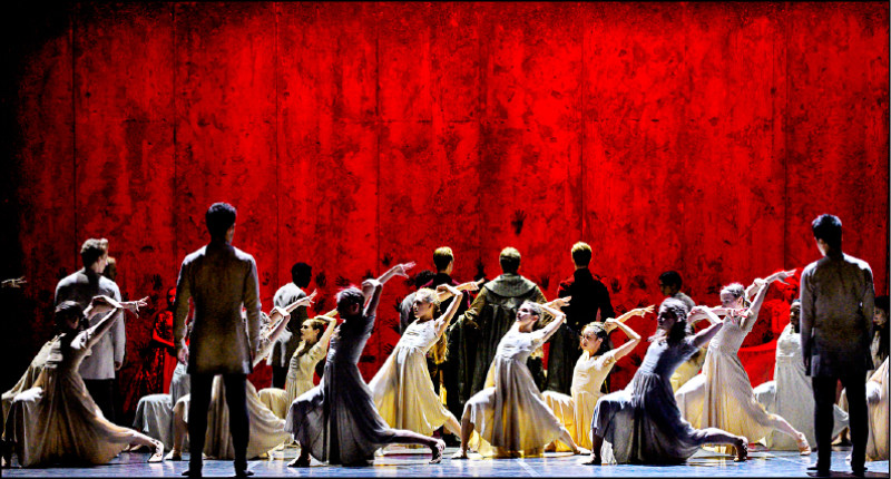 阿喀郎在舞劇中加入許多卡達克舞的元素。（© Laurent Liotardo）