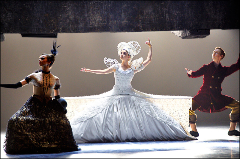 奧斯卡金獎設計葉錦添擔任視覺和服裝設計，打造華麗的資本家形象。（© Laurent Liotardo）