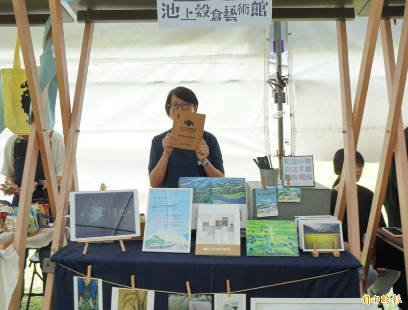 池上穀倉藝術館以特殊的池上風景與藝術作品吸引民眾佇足。（記者董柏廷攝）