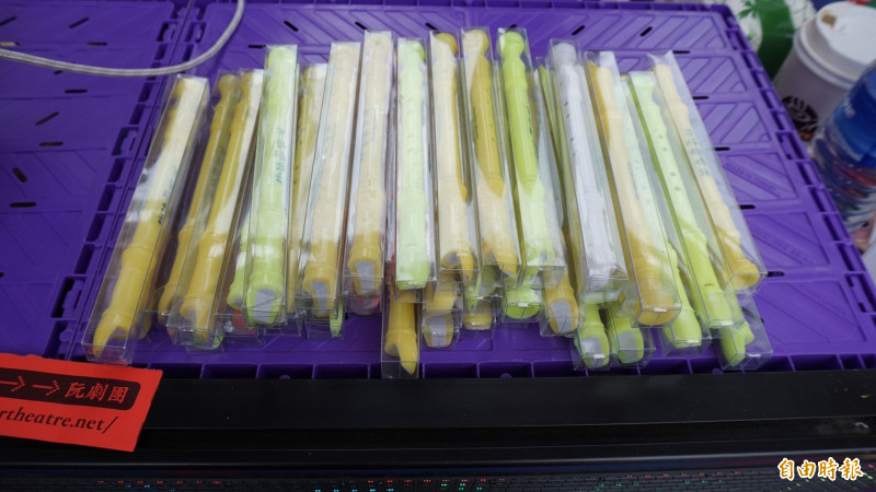 民眾只要在阮劇團攤位打卡就能獲得｢直笛造型筆」。（記者董柏廷攝）