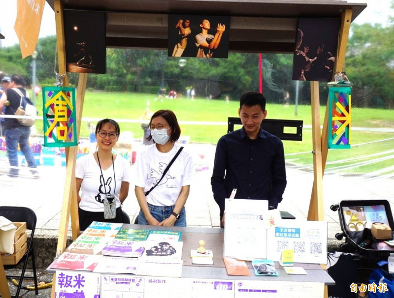 桃園米倉劇場於是出追蹤粉、打卡就送限量小禮活動。（記者董柏廷攝）