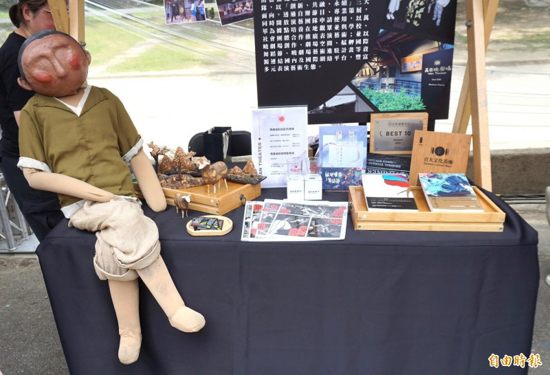 萬座曉劇場推出劇作限定商品。（記者董柏廷攝）