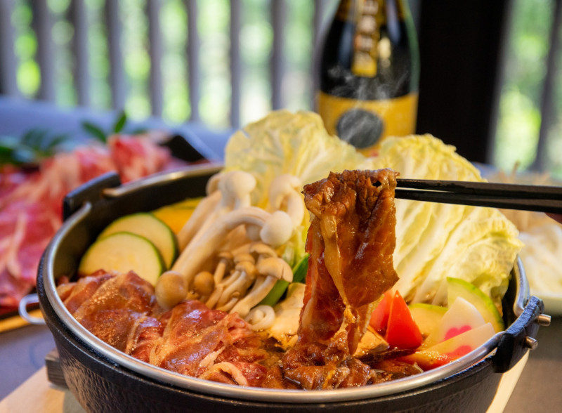 人氣品牌「日光璽舞」壽喜燒套餐，以關東風醬汁烹煮美味。（宜蘭綠舞國際觀光飯店提供）