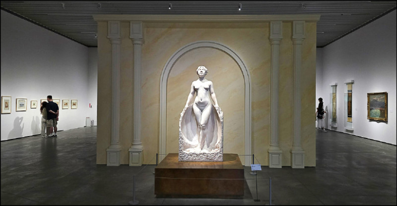 黃土水作品〈甘露水〉，大理石，175×80×40cm，1919年，國美館藏。