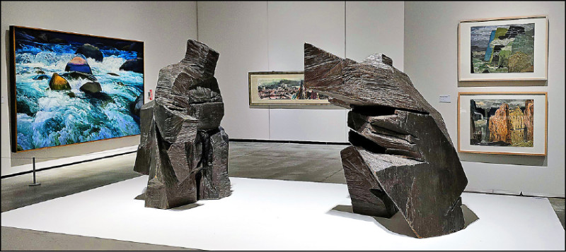 朱銘的2件〈太極對招〉高度約95～100公分，檜木，1991年，高美館藏。