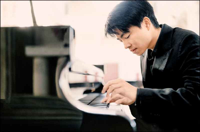 「ESO大師精選」將有多位獨奏家參與演出，由鋼琴家周善祥（圖）、日本小提琴新秀前田妃奈、俄羅斯鋼琴新星阿森尼．穆恩，長榮樂團前長笛首席許佑佳與知名豎琴家邱孟璐。（長榮交響樂團提供）