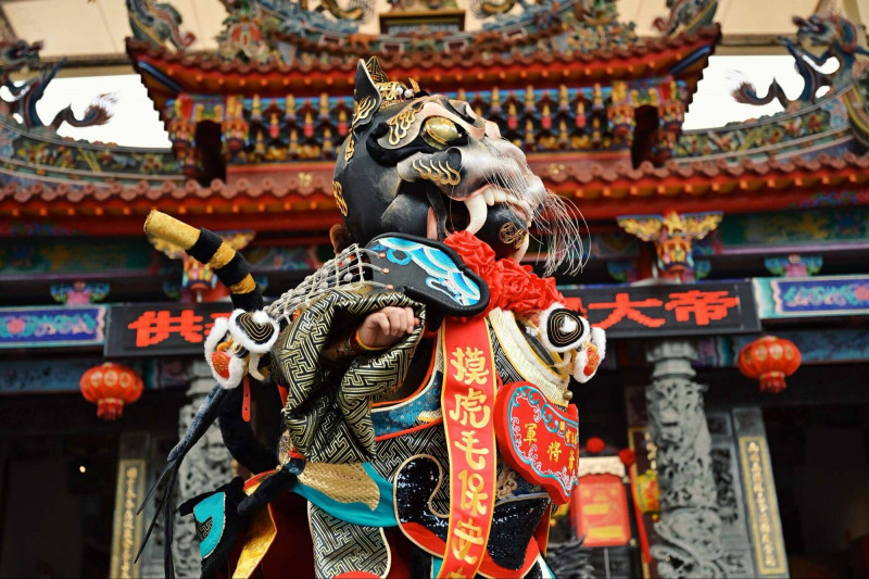 塑神師李育昇攜手設計師廖小子，親手打造電氣神將黑虎爺將軍，首度現身龍元宮，霸氣迎接信眾的凝視。（陳安嘉攝，洄游創生提供）