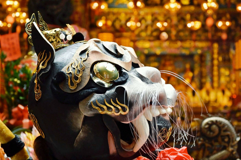 電氣神將黑虎爺頭部的火紋虎斑與琥珀虎眼交織出靈獸神格的神祕感。（陳安嘉攝，洄游創生提供）