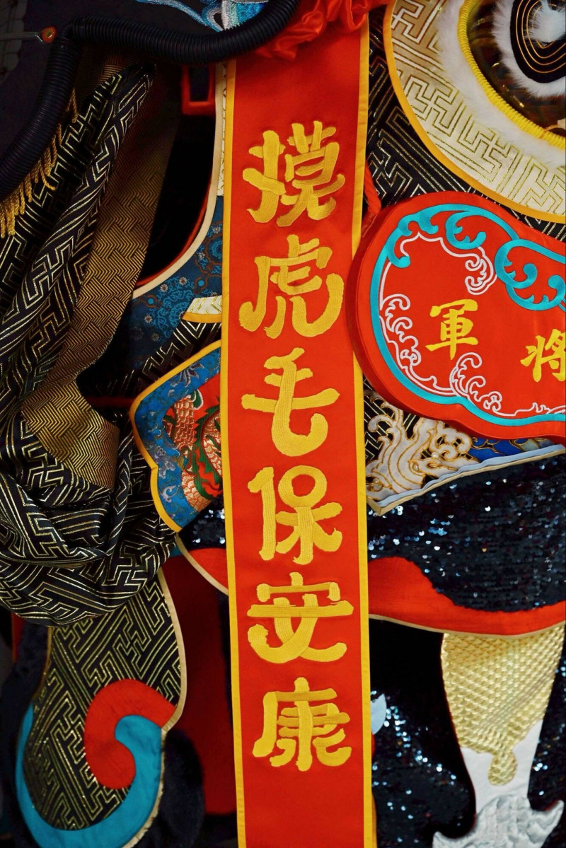 設計師廖小子跨界題字「拈虎鬚大發財，摸虎毛保安康」，讓神將語彙也有潮感字體。（陳安嘉攝，洄游創生提供）