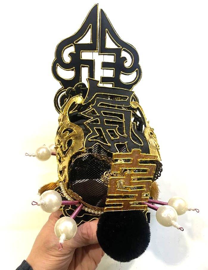 電氣黑虎爺將軍的冠徽，是李育昇獨創的「臺字紋」。（李育昇提供）