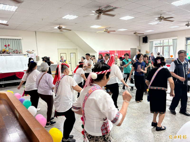 瑪舞懀原住民文化藝術團帶領大家一起唱跳原住民舞蹈，在場的民眾、民代、官員也跟隨音樂搖擺。（記者陳奕劭攝）