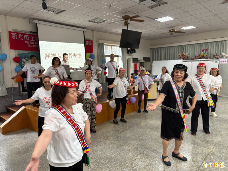 瑪舞懀原住民文化藝術團帶領大家一起唱跳原住民舞蹈，氣氛歡樂。（記者陳奕劭攝）