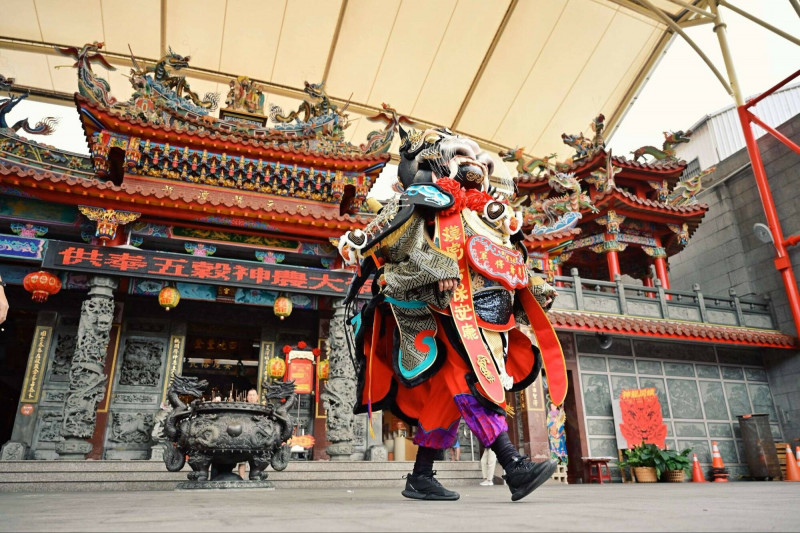 由李育昇打造的電氣黑虎爺將軍將於5/18首度「出任務」，參與「神龍鬧鎮」遶境活動。（陳安嘉攝，洄游創生提供）