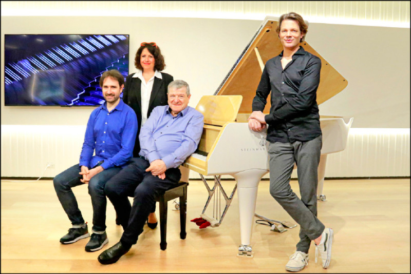 4位如家人般的「巴高幫」，右起大衛．弗萊、雅克．魯維耶、奧黛麗．維古勒、伊曼紐爾．克里斯蒂安。（新象提供）