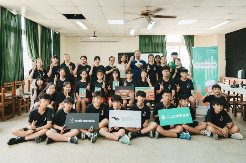 衛武營藝術總監簡文彬（最後排右6）與參與管風琴VR解密計畫的馬公國中學生合影。（衛武營提供）