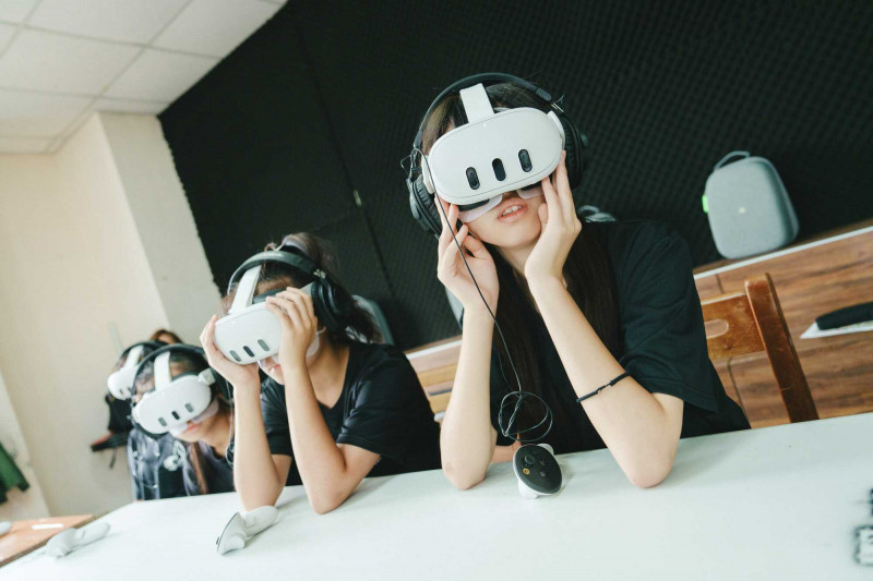 澎湖馬公國小學生體驗管風琴VR。（衛武營提供）