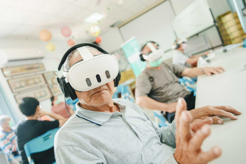 澎湖湖東社區長輩體驗管風琴VR，逼真的虛擬實境，讓長輩伸手想觸摸眼前管風琴。（衛武營提供）