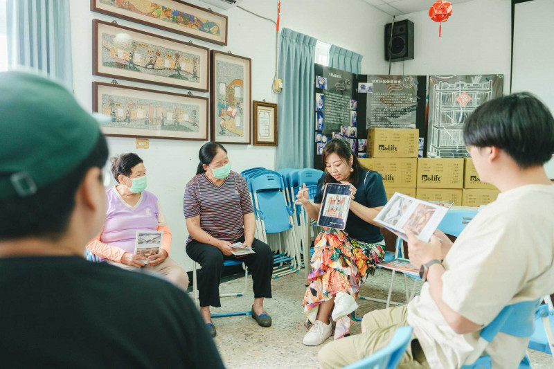 衛武營教學藝術家朱郁柔（右二），為澎湖湖東社區長輩解說管風琴。（衛武營提供）