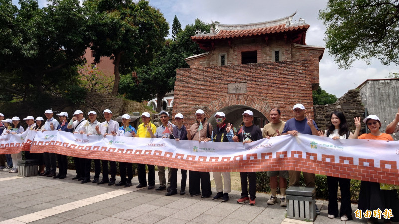 「iF300」今日宣示「五九圍城」守護府城愛家園行動，文化界、學校與公民團體共同響應。（記者洪瑞琴攝）