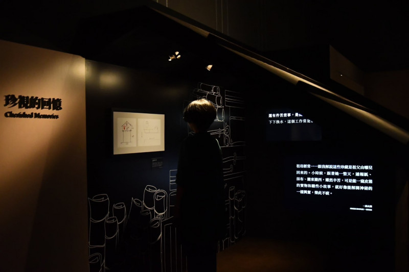 特展打造張捷收藏文物的狹小閣樓「半樓仔頂」，讓觀眾體驗畫作是如何辛苦保存下來。（台史博提供）